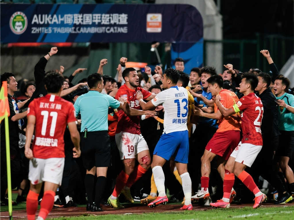 浙江队五将因与武里南冲突遭亚足联处罚:莱昂纳多、姚均晟在列 浙江队五将因与武里南冲突遭亚足联处罚:莱昂纳多、姚均晟在列